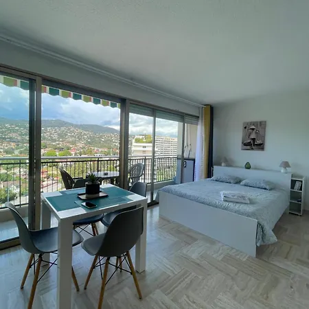 Cannes Marina Le Surcouf: Mountaintop With Pool And Port View Mandelieu-la-Napoule