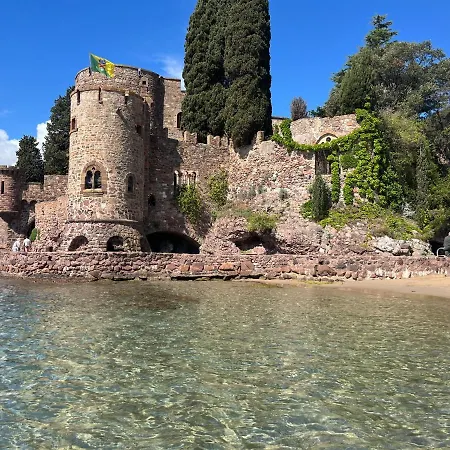 Apartament Cannes Marina Le Surcouf - De 28m2 Au 10eme Etage Avec Piscine, Terrasse, Parking, Vue Montagne Et Port : Mandelieu-la Napoule *